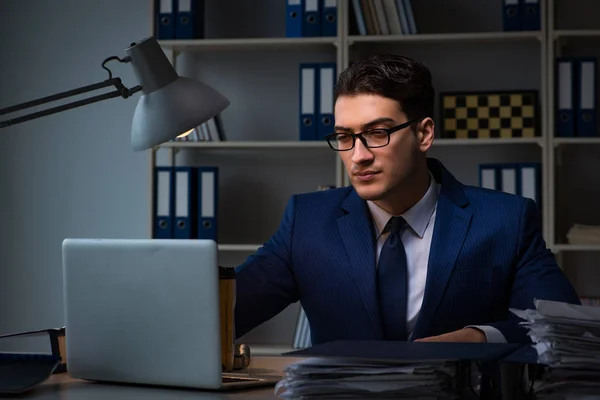 Empresario trabajando hasta tarde en la noche en la oficina para el bono de horas extras — Foto de Stock