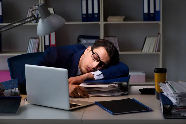 Empresário cansado e dormindo no escritório após horas extras — Fotografia de Stock