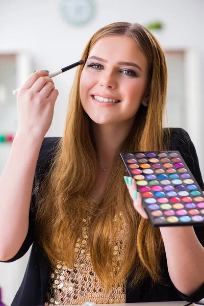 Junge Frau schminkt sich für Party — Stockfoto