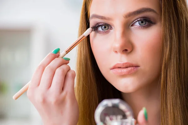 Giovane donna che applica il make-up preparazione per la festa — Foto Stock