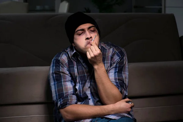 Młody człowiek w agonii ma problemy z narkotykami — Zdjęcie stockowe