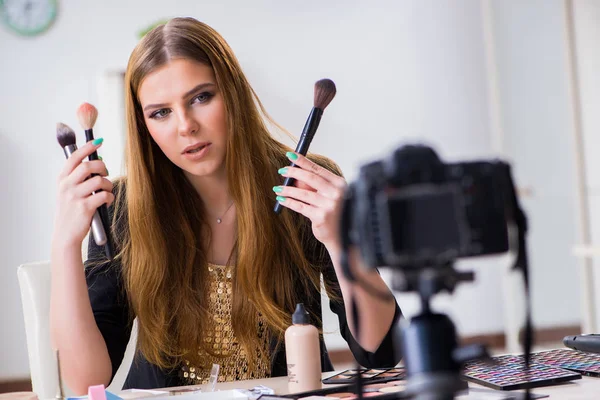 Beauty blogger podání video pro její blog nebo vlog — Stock fotografie