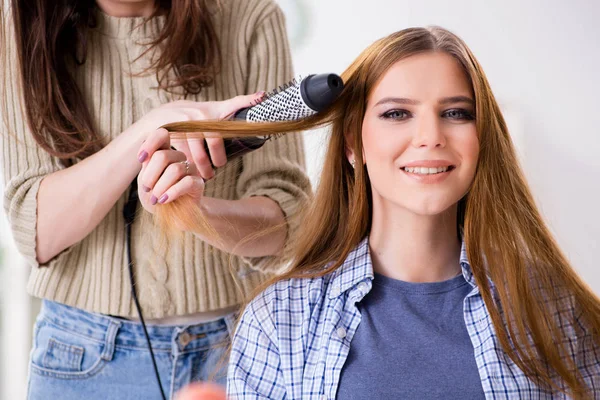 Mujer haciendo su peinado en el salón de belleza —  Fotos de Stock