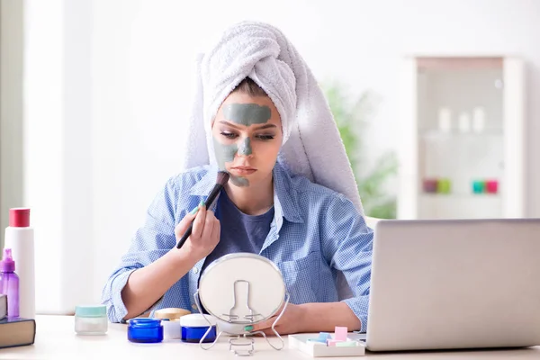 Beauty-Bloggerin trägt Maske auf und postet im Internet-Blog — Stockfoto