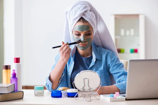 Beauty blogger applicare maschera e la pubblicazione di blog su internet — Foto Stock