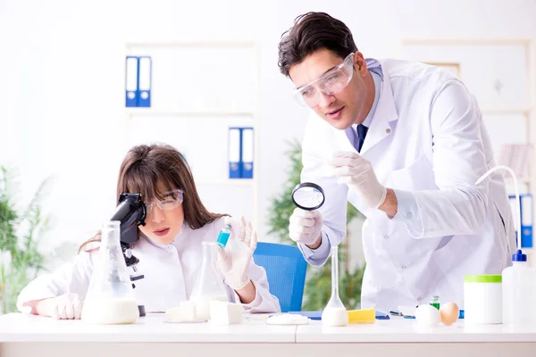 Två laboratorieläkare som testar livsmedel — Stockfoto