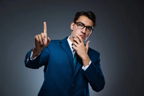 Empresario presionando botones virtuales sobre fondo gris — Foto de Stock