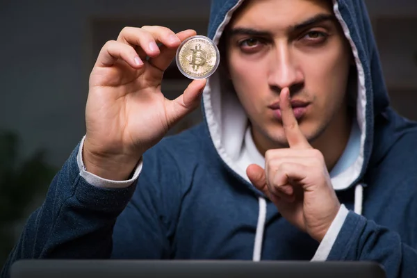 Junger Mann im Bitcoin-Mining-Konzept — Stockfoto