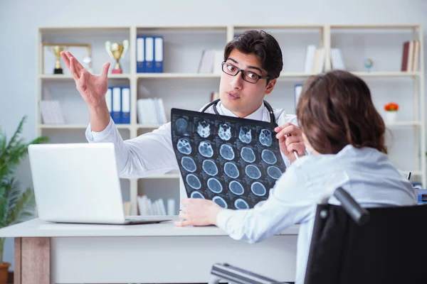 Lekarz wyjaśniający pacjentom wyniki obrazowania rentgenowskiego — Zdjęcie stockowe
