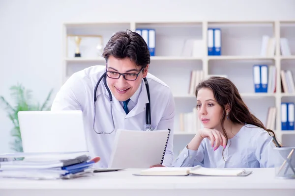 Paciente femenina que visita al médico masculino para un chequeo regular en hosp — Foto de Stock