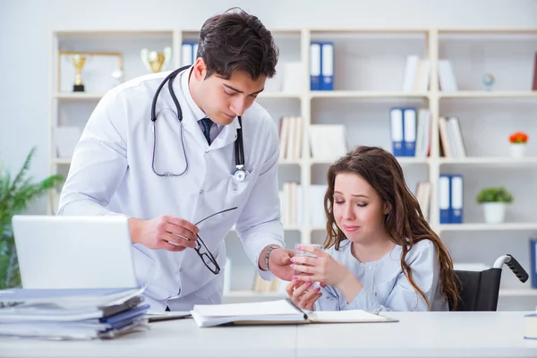 Médico compartiendo resultados de pruebas de laboratorio desalentadores para el paciente — Foto de Stock