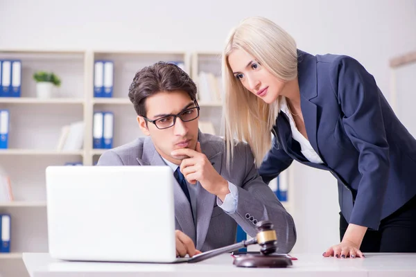 Abogado discutiendo caso legal con cliente — Foto de Stock