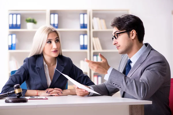 Advogado discutindo caso legal com o cliente — Fotografia de Stock