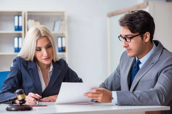 Advogado discutindo caso legal com o cliente — Fotografia de Stock