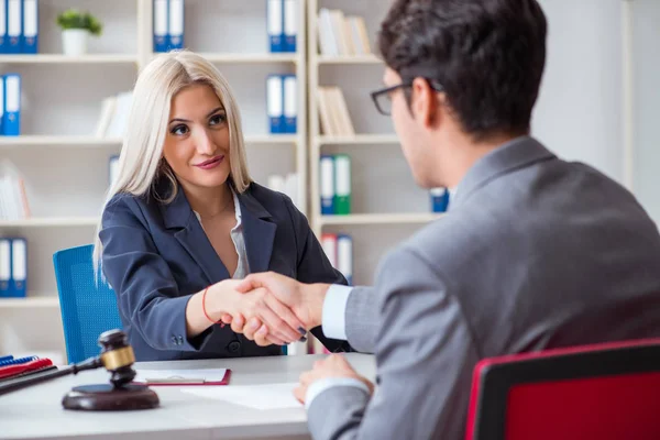 Anwalt diskutiert Rechtsstreit mit Mandant — Stockfoto