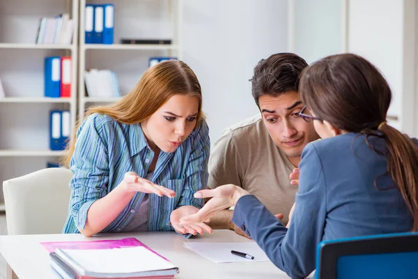 Ung familj besviken till hög ränta inteckning ränta i banken — Stockfoto