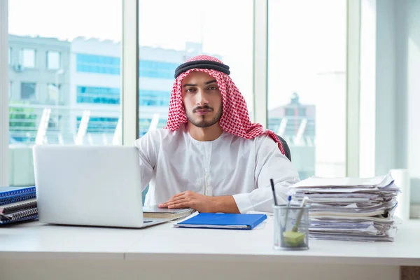 Uomo d'affari arabo che lavora in ufficio — Foto Stock