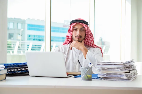 Uomo d'affari arabo che lavora in ufficio — Foto Stock