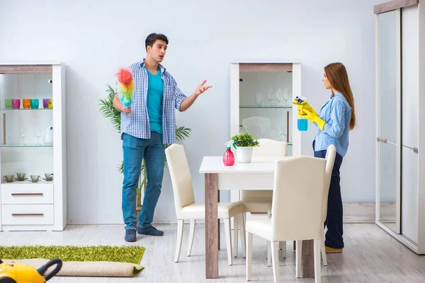 Jonge familie die het huis schoonmaakt — Stockfoto