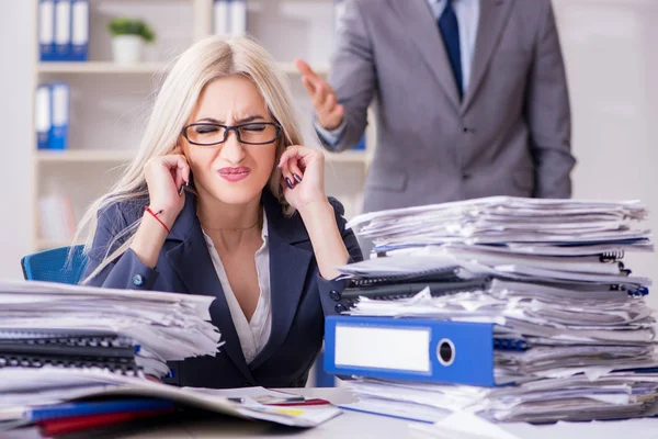 Arg irriterad chef skriker och skriker på sin sekreterare anställd — Stockfoto