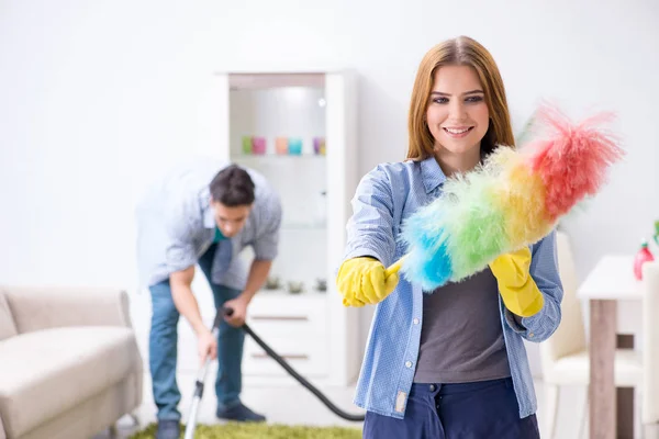 Keluarga muda membersihkan rumah — Stok Foto
