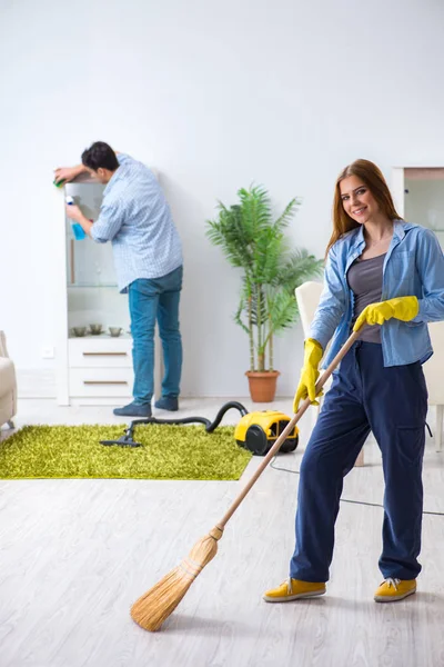 Joven familia limpiando la casa —  Fotos de Stock