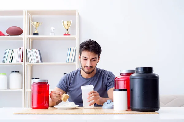 L'atleta assaggia nuovi integratori proteici per muscoli migliori — Foto Stock