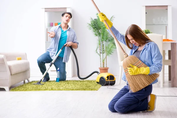 Famiglia giovane che pulisce la casa — Foto Stock