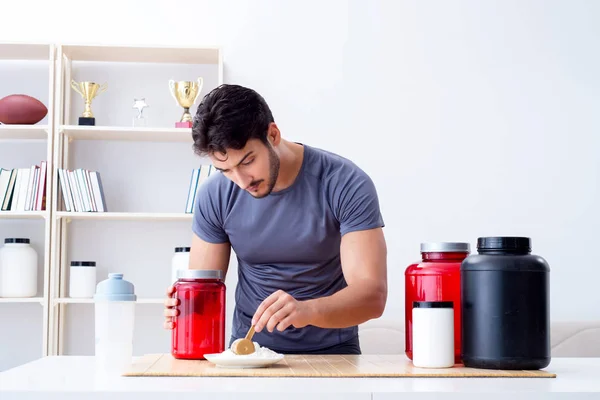 Atleet proeverij nieuwe proteïne supplementen voor betere spieren — Stockfoto