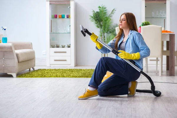 Giovane donna pulizia pavimento a casa facendo faccende domestiche — Foto Stock