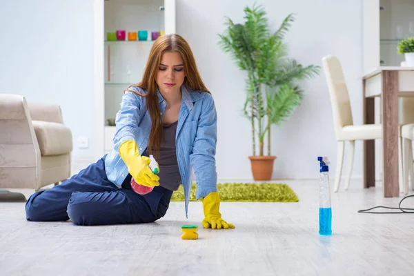 Mujer joven limpiando piso en casa haciendo tareas — Foto de Stock