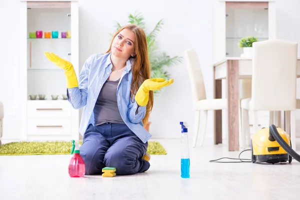 Giovane donna pulizia pavimento a casa facendo faccende domestiche — Foto Stock