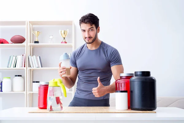 L'atleta assaggia nuovi integratori proteici per muscoli migliori — Foto Stock