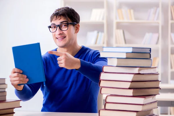 Estudiante masculino preparándose para exámenes en la biblioteca universitaria —  Fotos de Stock