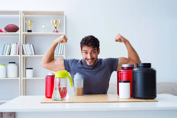 Atleet proeverij nieuwe proteïne supplementen voor betere spieren — Stockfoto