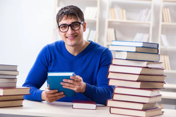 Férfi hallgató készül vizsgák főiskolai könyvtár — Stock Fotó
