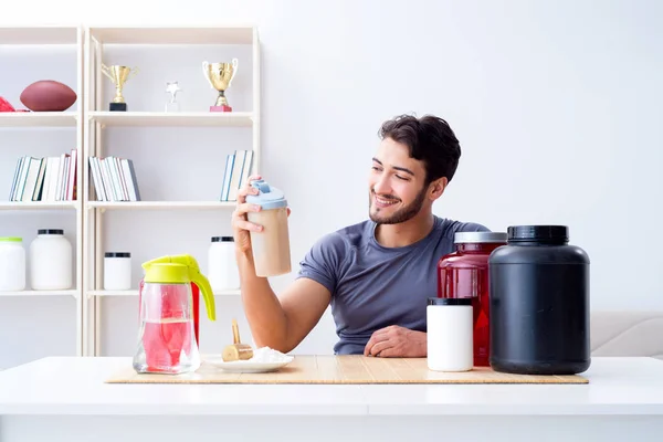 L'atleta assaggia nuovi integratori proteici per muscoli migliori — Foto Stock