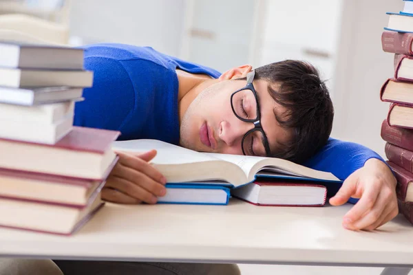 Mannelijke student bereidt zich voor op examens in universiteitsbibliotheek — Stockfoto