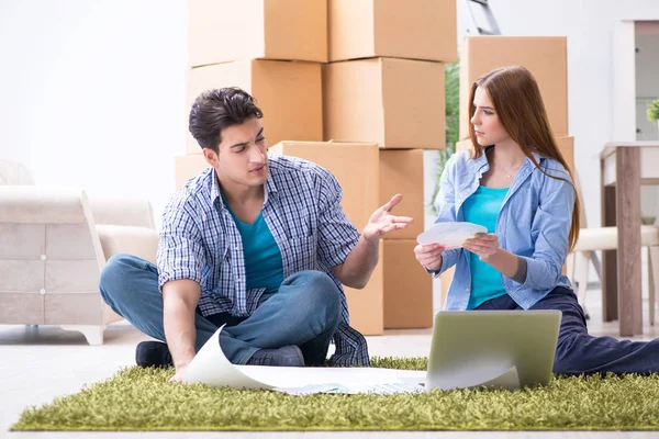 Junge Familie plant Eigenheimsanierung mit Zeichnung — Stockfoto