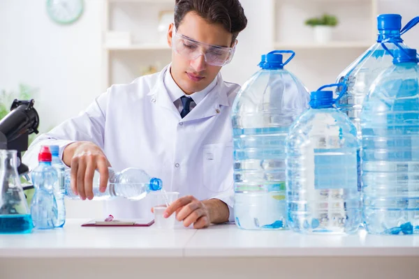 Asistente de laboratorio probando calidad del agua — Foto de Stock