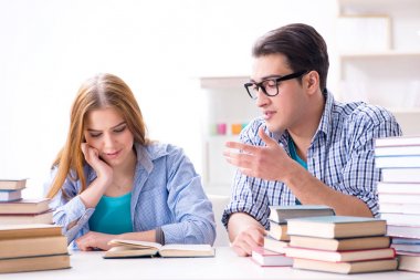 Üniversite sınavlarına çalışan iki öğrenci.