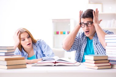 Üniversite sınavlarına çalışan iki öğrenci.