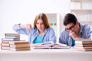 Üniversite sınavlarına çalışan iki öğrenci.