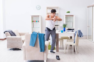 İş adamı gece mesaisinden sonra uyuyakaldığı için ofise geç kaldı.