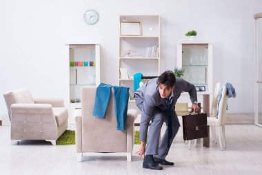 İş adamı gece mesaisinden sonra uyuyakaldığı için ofise geç kaldı.