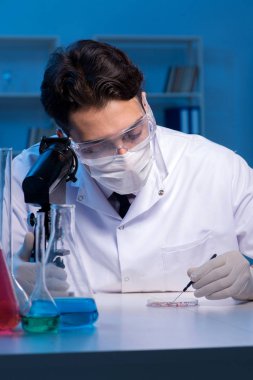 Kimya asistanı kimya laboratuvarında çalışıyor.