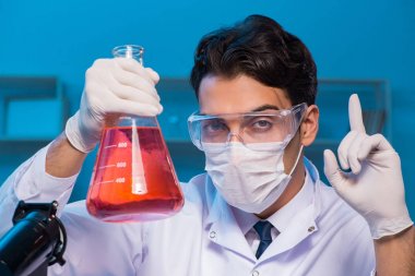 Kimya asistanı kimya laboratuvarında çalışıyor.