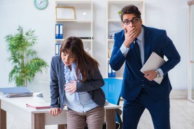 Hamile kadın ofiste debeleniyor ve iş arkadaşı oluyor.