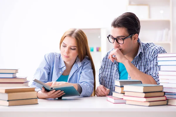 Par de estudantes que estudam para exames universitários — Fotografia de Stock