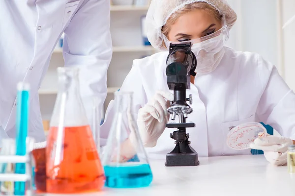 Mujer joven doctora en el laboratorio de la clínica del hospital — Foto de Stock